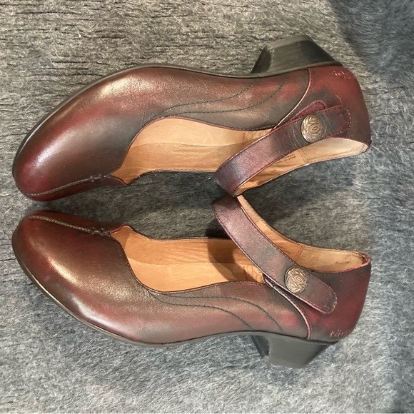 TAOS Sz 9 Velcro Closure Heeled Leather Mary Jane Comfort Shoes - Picture 7 of 11